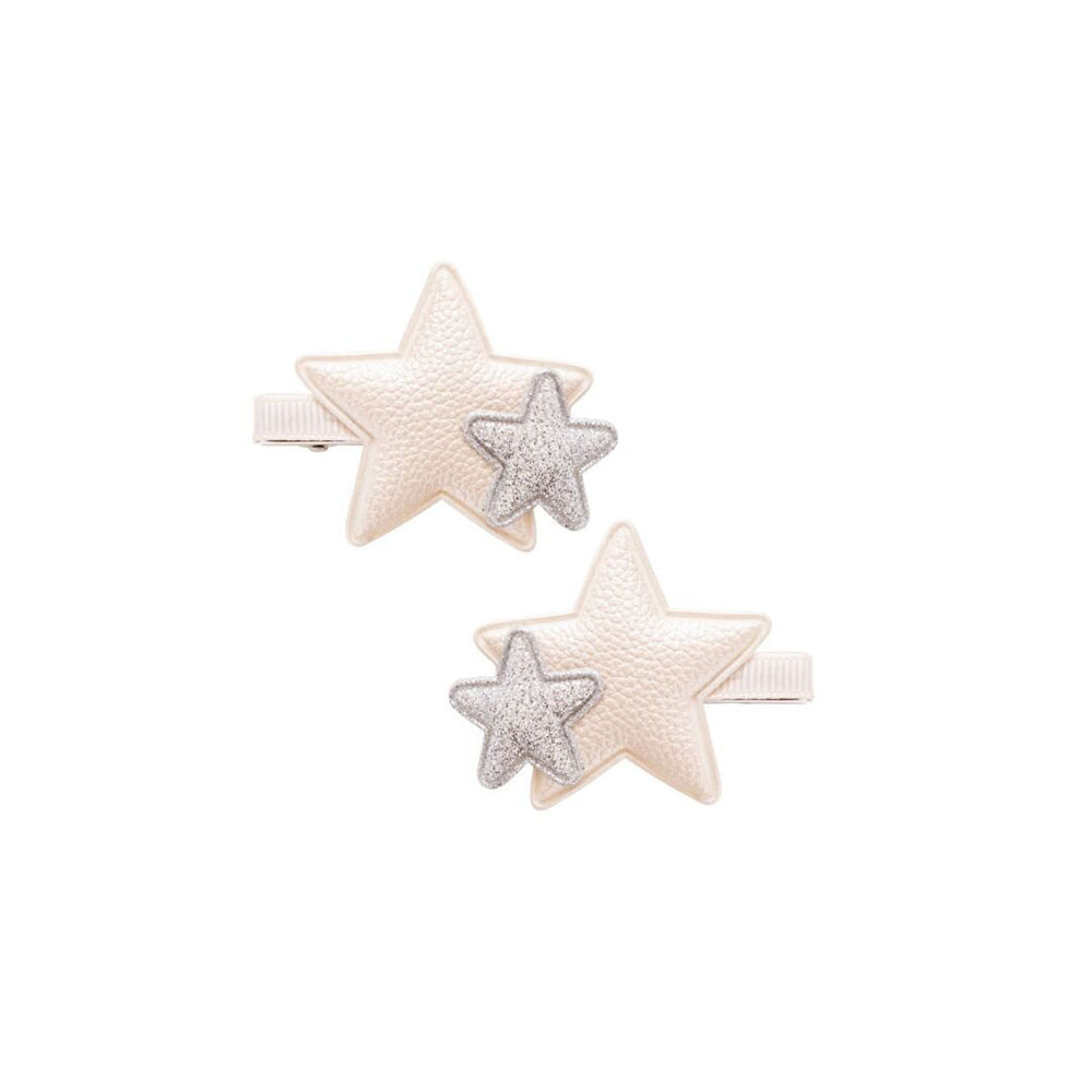 Hoe schattig zijn deze amira double star star speldjes in de kleuren moonbeam/galaxy van het te schattige merk Billy loves Audrey? Deze speldjes komen in een set van 2 en hebben een superschattig sterrendesign. Hiermee fleur je het haar van je kleintje in een handomdraai op! VanZus