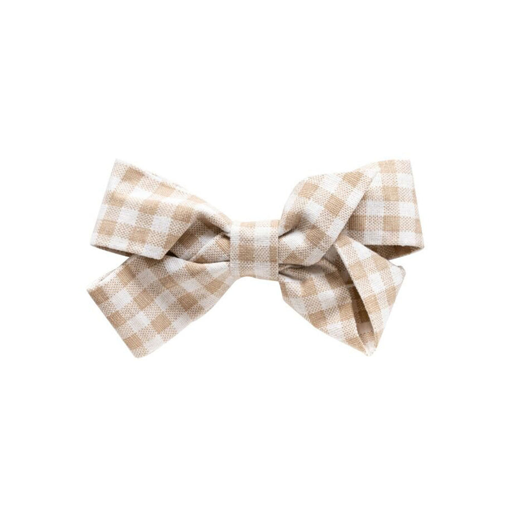 Zeg nu zelf, dit ontzettend schattige strikje wil je toch gewoon hebben? Het chloe little bow haarspeldje in de kleur wheat checked van het merk Billy Loves Audrey is een echte eyecatcher! Dit lieve strikje is ideaal om de kapsel van je dochter mee op te pimpen. VanZus