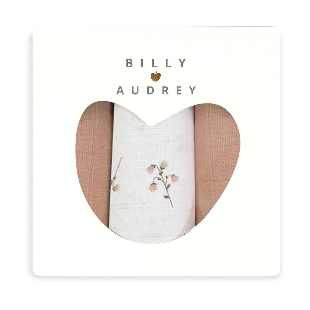 Hydrofiele inbakerdoeken zijn onmisbaar in elk huishouden met kleine kinderen. Deze hydrofiele inbakerdoeken 3-pack in de kleur almond/wildflowers van het merk Billy Loves Audrey zien er ook nog eens heel leuk uit! VanZus