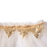 Maak de look van je verklede kindje compleet met deze coole magical cape in de kleur sparkling gold. Of je kindje nu verkleed gaat als prinses, tovenaar, fee of een ander magisch wezen, deze cape kan niet ontbreken! VanZus