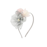 Houd het haar van je kindje uit haar gezicht met deze opvallende sadie vintage flower diadeem in de kleur poppyseed van het geweldige merk Billy Loves Audrey. Deze leuke haarband is niet alleen praktisch, maar staat je kindje ook geweldig en is een ware eyecatcher! VanZus