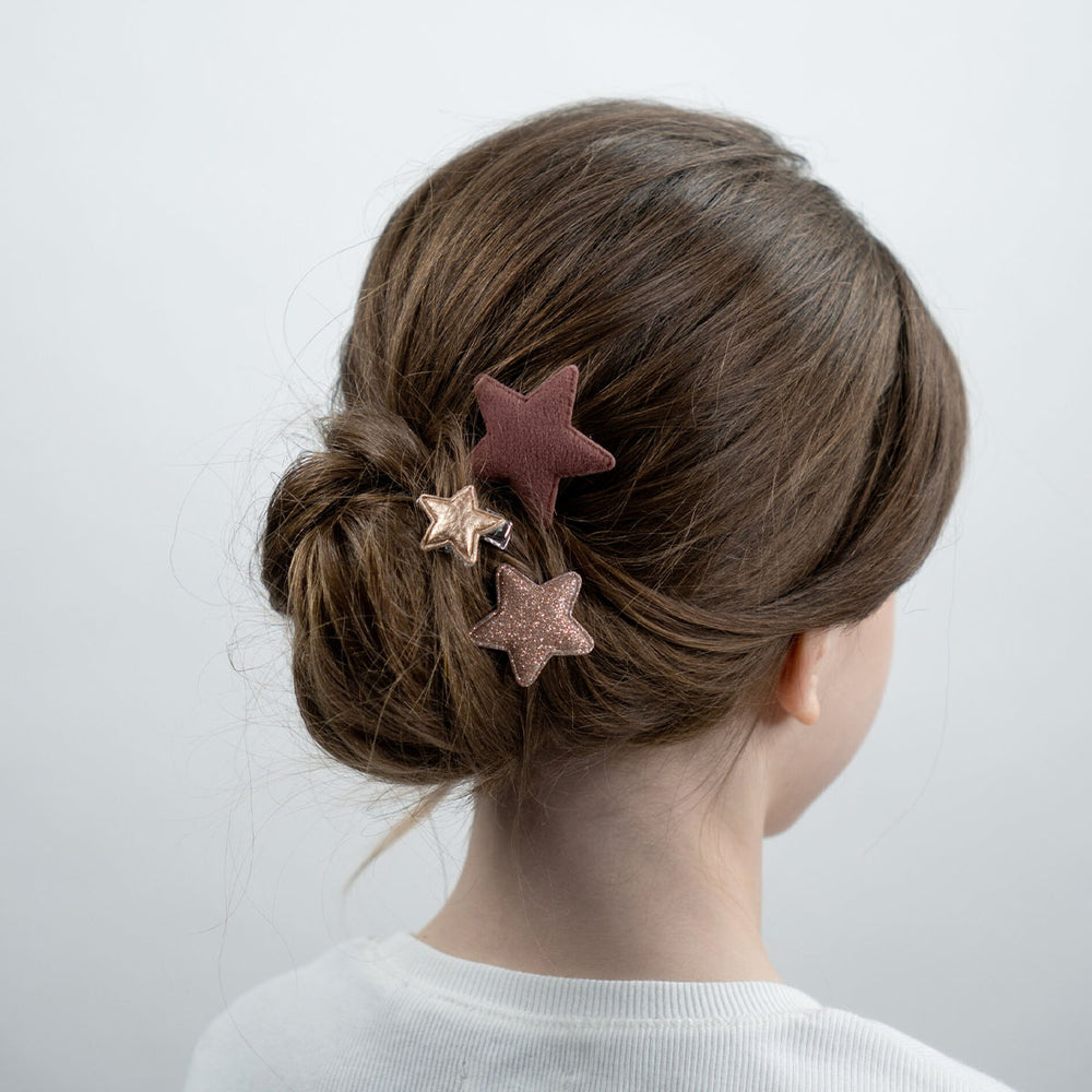 Hoe schattig zijn deze starry skies speldjes in de kleur cherie van het te schattige merk Billy loves Audrey? Deze speldjes komen in een set van 6 en hebben een superschattig sterremdesign. Hiermee fleur je het haar van je kleintje in een handomdraai op! VanZus