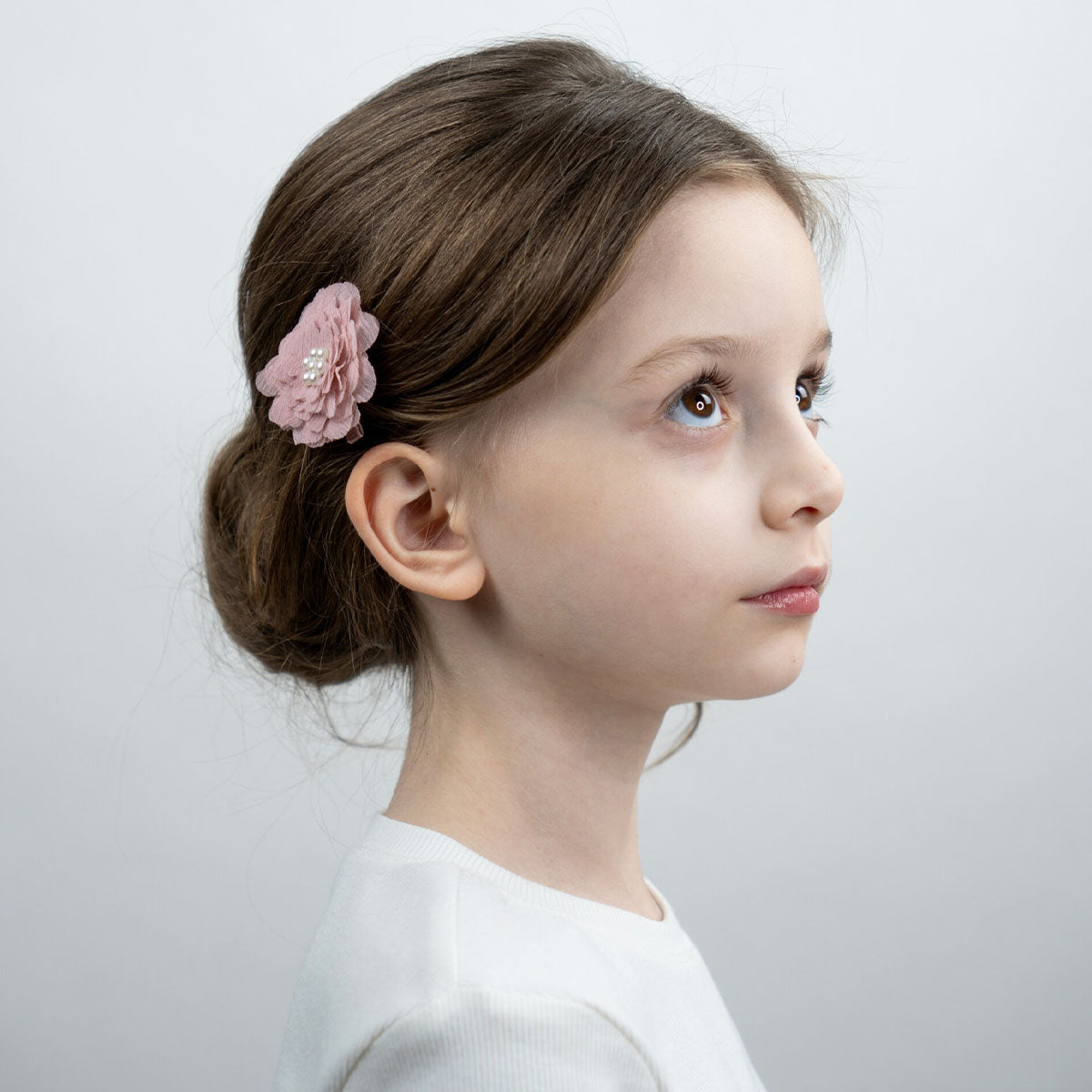 Fleur het haar van je kleine prinses op met deze te schattige trudie flower speldjes in de kleur cherry blossom van het merk Billy Loves Audrey. Deze spelden, in de vorm van een bloem, zijn echte eyecatcher en vrolijken het kapsel van je kind helemaal op. VanZus