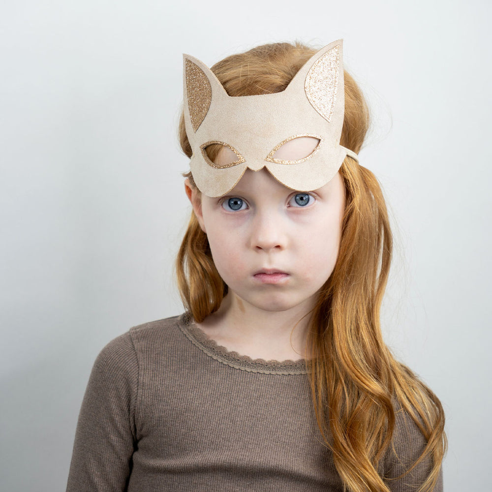 Is jouw kindje gek op verkleden? Dan is dit woodland pals fox masker in de kleuren crepe/goldrush een echte must have. Met dit masker verandert je kindje in een superschattig beertje.  Het masker is licht, buigzaam en heeft een mooie beige kleur. VanZus