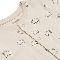 Op zoek naar de perfecte nachtkleding voor je kleintje? De Liewood birk pyjama jumpsuit sheep/sandy is precies wat je kleintje nodig heeft voor een rustige nacht. Een fijn boxpakje met schaapjes als print. VanZus.