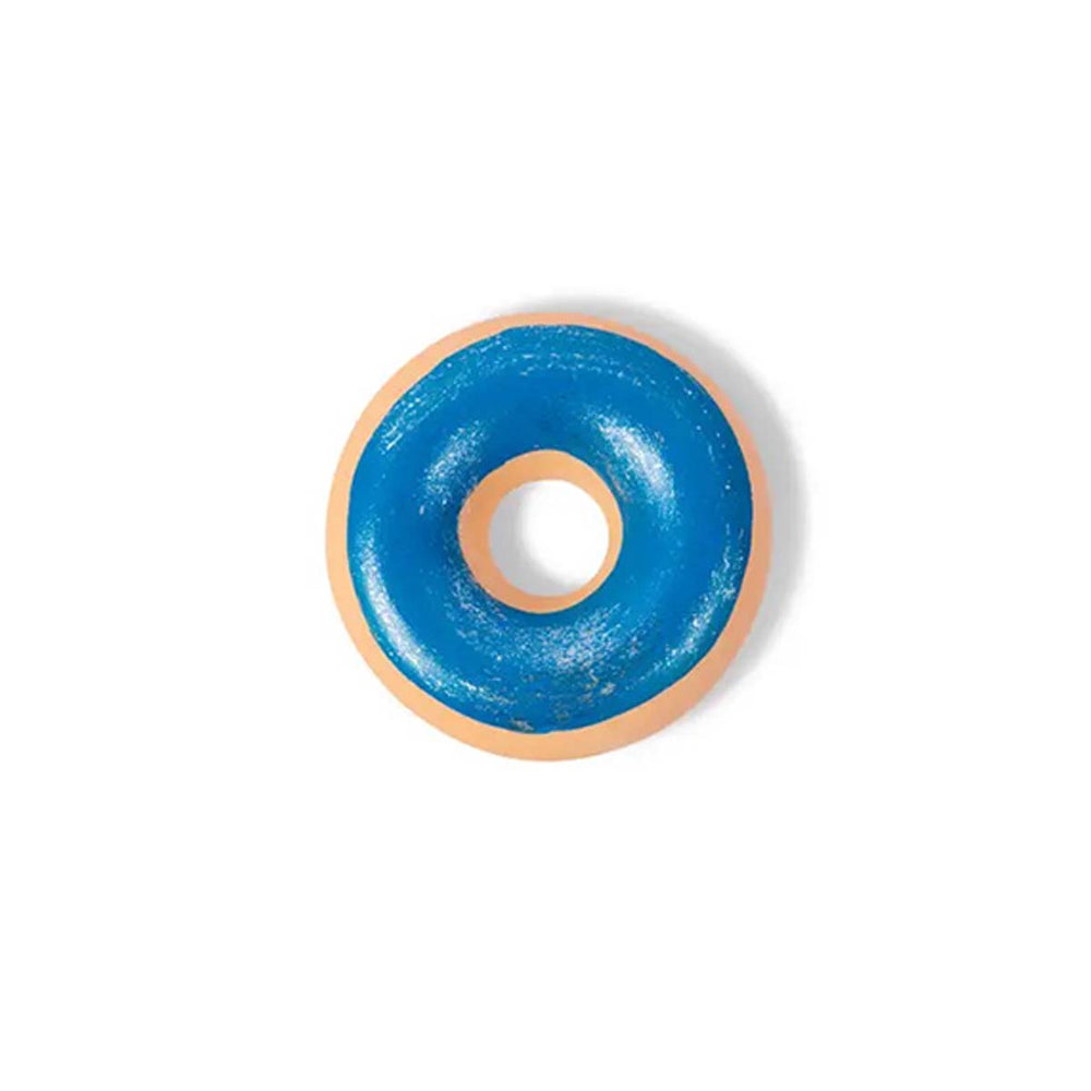 Stoepkrijten is dubbel zo leuk met deze stoepkrijt matte donut blue van het merk TWEE. Dit stoepkrijt is niet zomaar een krijtje, maar heeft de vorm van een heerlijke donut! Je zal er bijna trek in krijgen! Dit stoepkrijt heeft de vorm van een donut en heeft een mooie blauwe kleur. VanZus