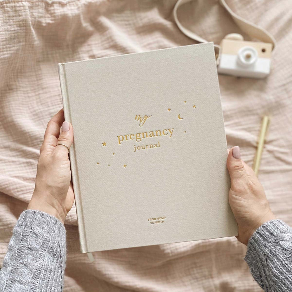 Met dit my pregnancy journal pearl invulboek van Blush and Gold bundel je alle herinneringen van je zwangerschap in een mooi boek. Hiermee leg je alle hoogtepunten en mijlpalen van jouw bijzondere negen maanden vast. VanZus