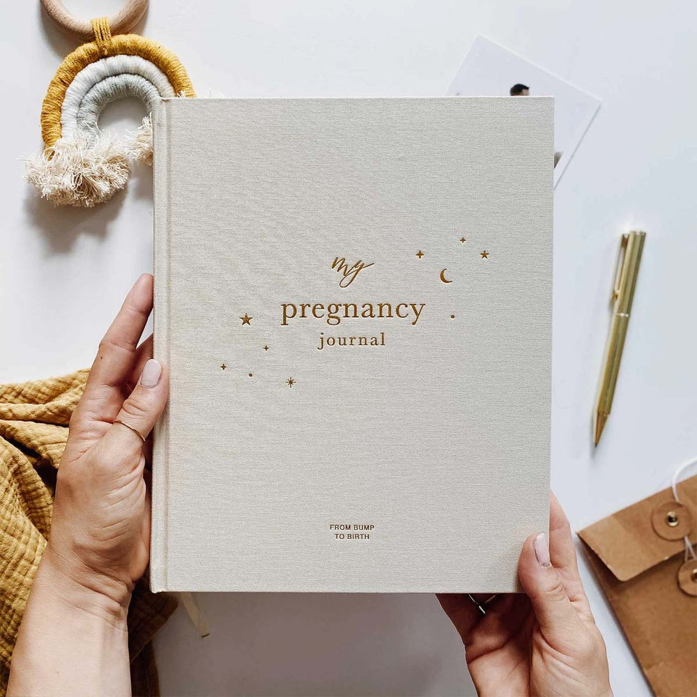 Met dit my pregnancy journal pearl invulboek van Blush and Gold bundel je alle herinneringen van je zwangerschap in een mooi boek. Hiermee leg je alle hoogtepunten en mijlpalen van jouw bijzondere negen maanden vast. VanZus