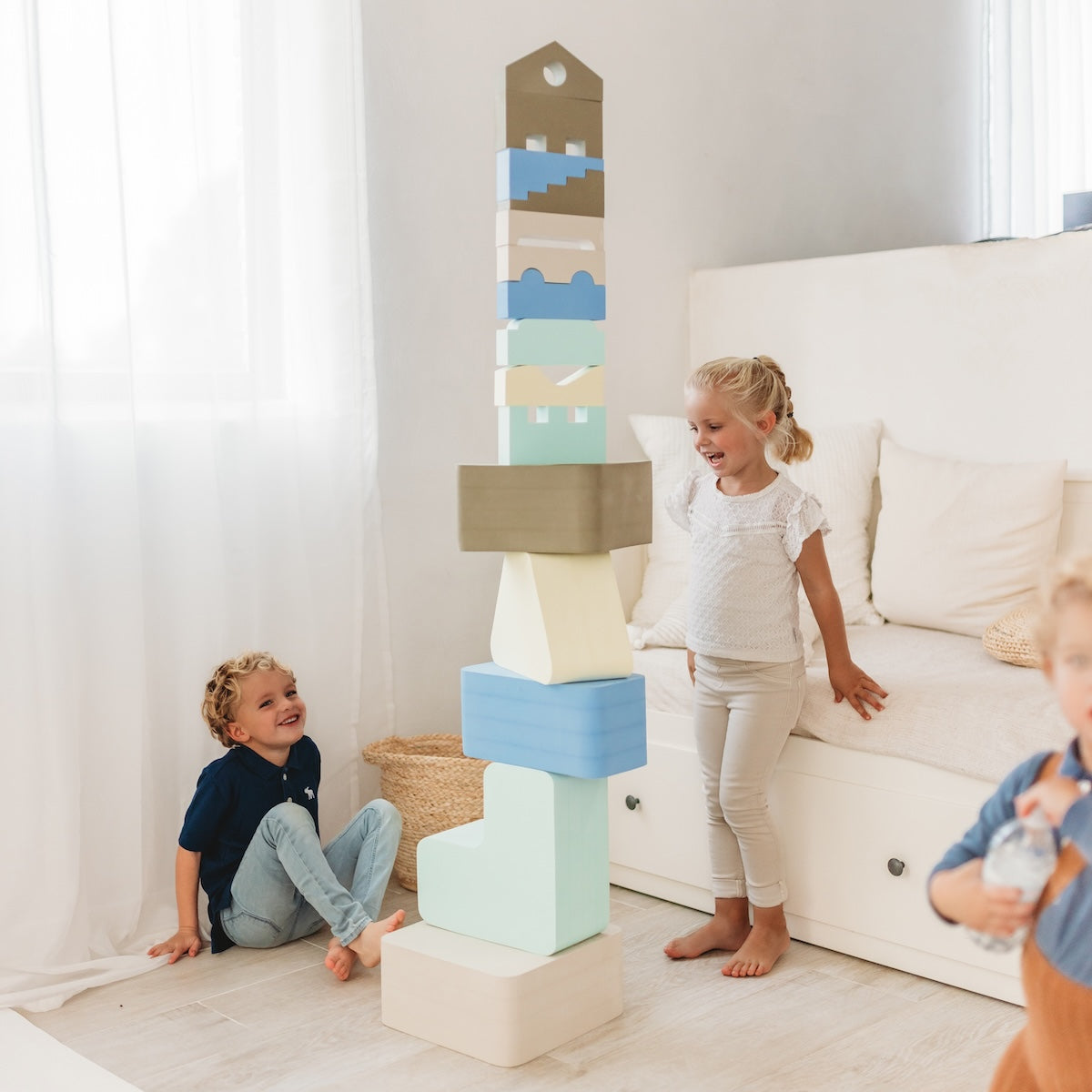 Met het Moes Play Rectangle sky speelblok leert je kindje creatief spelen en wordt de motoriek op een originele manier gestimuleerd. Het speelblok is multifunctioneel en kan op verschillende manieren worden gebruikt om mee te spelen. VanZus