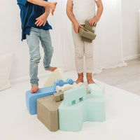 Met het Moes Play Stair sky speelblok leert je kindje creatief spelen en wordt de motoriek op een originele manier gestimuleerd. Het speelblok is multifunctioneel en kan op verschillende manieren worden gebruikt om mee te spelen. VanZus