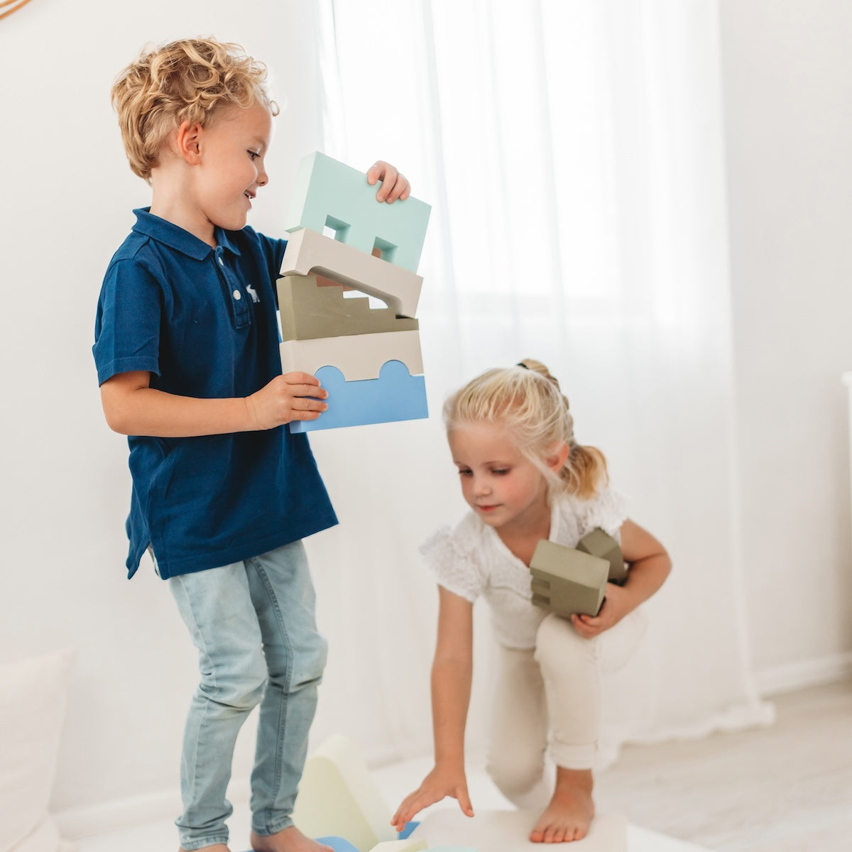 Deze leuke puzzle blocks in het kleurenpalet sky van het merk Moes Play bestaan uit 11 unieke blokken waarmee je kindje verschillende bouwwerken kan creëren. De blokken zullen zorgen voor uren speelplezier. Laat de fantasie de vrije loop en bouw de meest unieke torens, kastelen en bouwwerken. VanZus