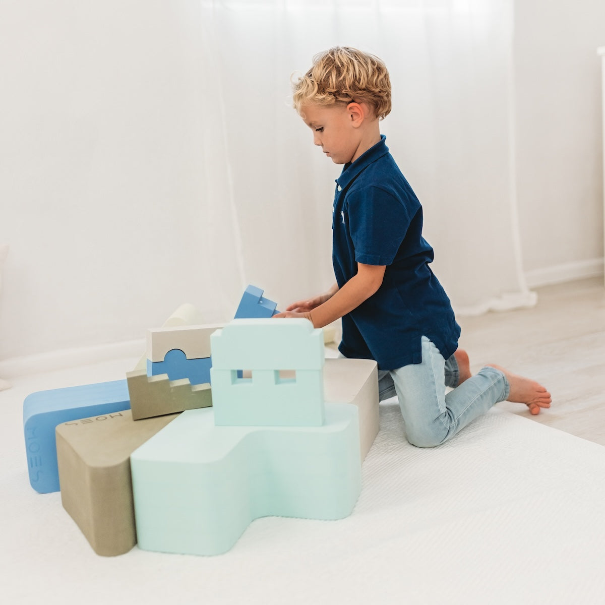 Met het Moes Play Rectangle sky speelblok leert je kindje creatief spelen en wordt de motoriek op een originele manier gestimuleerd. Het speelblok is multifunctioneel en kan op verschillende manieren worden gebruikt om mee te spelen. VanZus