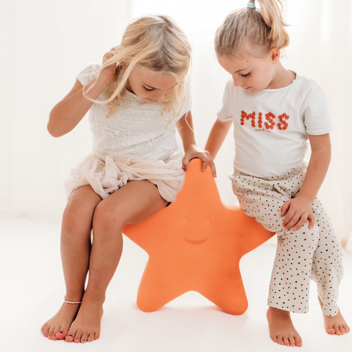 Wil jouw kindje de ster van de zee worden? Dat kan met deze schattige en zeer functionele starfish van Moes Play! Met deze lieve zeester leert je kindje in een mum van tijd balanceren, stuiteren, draaien en surfen. Zijn ze klaar voor dit avontuur? VanZus