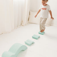 Deze turtle & baby set van Moes Play is toch te schattig?! Deze set is perfect om open ended play bij je kindje te stimuleren én de schildpadjes zien er ook nog eens heel lief uit!  Deze set bestaat uit een mamma schildpad en haar baby. VanZus