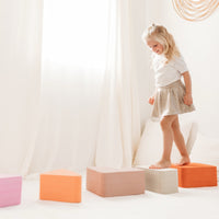 Met het Moes Play trapezium earth speelblok leert je kindje creatief spelen en wordt de motoriek op een originele manier gestimuleerd. Het speelblok is multifunctioneel en kan op verschillende manieren worden gebruikt om mee te spelen. VanZus