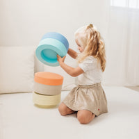 De rainbow chair van het merk Moes Play is het ultieme bewijs dat open ended play grenzeloos is en samengaat met multifunctionaliteit. De chair bestaat uit 5 verschillende delen die van elkaar losgekoppeld kunnen worden waardoor de mogelijkheden in gebruik eindeloos zijn. Parcours maken, bouwen, klimmen....