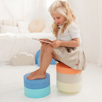 De rainbow chair van het merk Moes Play is het ultieme bewijs dat open ended play grenzeloos is en samengaat met multifunctionaliteit. De chair bestaat uit 5 verschillende delen die van elkaar losgekoppeld kunnen worden waardoor de mogelijkheden in gebruik eindeloos zijn. Parcours maken, bouwen, klimmen....