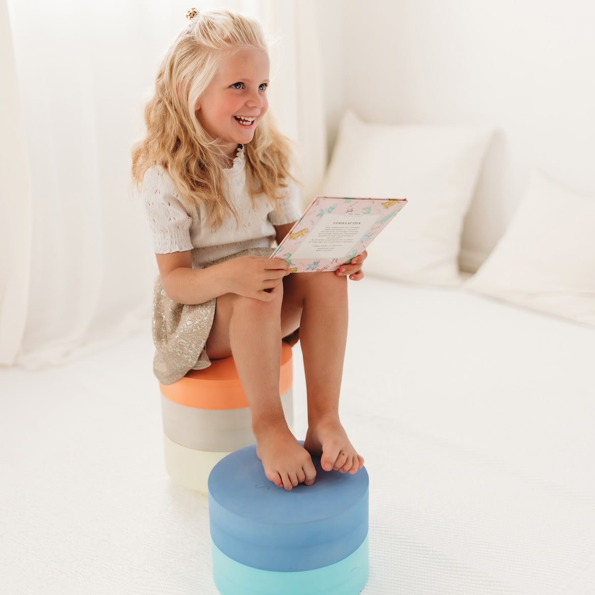 De rainbow chair van het merk Moes Play is het ultieme bewijs dat open ended play grenzeloos is en samengaat met multifunctionaliteit. De chair bestaat uit 5 verschillende delen die van elkaar losgekoppeld kunnen worden waardoor de mogelijkheden in gebruik eindeloos zijn. Parcours maken, bouwen, klimmen....