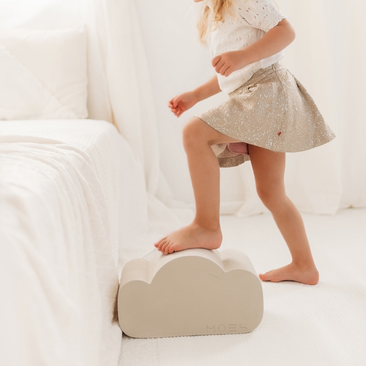 Deze Moes Play Cloud is ideaal voor als je je kindje kennis wilt laten maken met open ended speelgoed; speelgoed waarbij alles mogelijk is! Je kunt op de wolk gaan liggen, er overheen lopen, het gebruiken als cool parcouronderdeel of het wolkje gebruiken als decor van je verhaal! VanZus