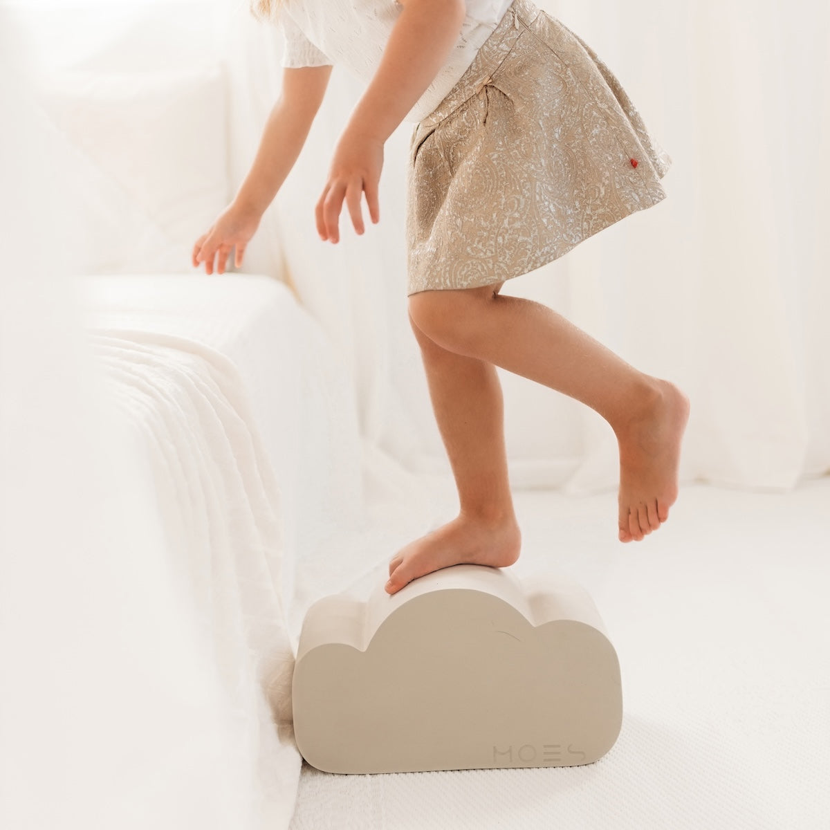 Deze Moes Play Cloud is ideaal voor als je je kindje kennis wilt laten maken met open ended speelgoed; speelgoed waarbij alles mogelijk is! Je kunt op de wolk gaan liggen, er overheen lopen, het gebruiken als cool parcouronderdeel of het wolkje gebruiken als decor van je verhaal! VanZus