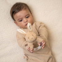 De Little Dutch ringrammelaar baby bunny is een super leuk speeltje voor jouw kindje. Deze rammelaar bestaat uit een ring, met daarin drie kleine balletjes. Als het speeltje beweegt dan rammelen de balletjes. VanZus.