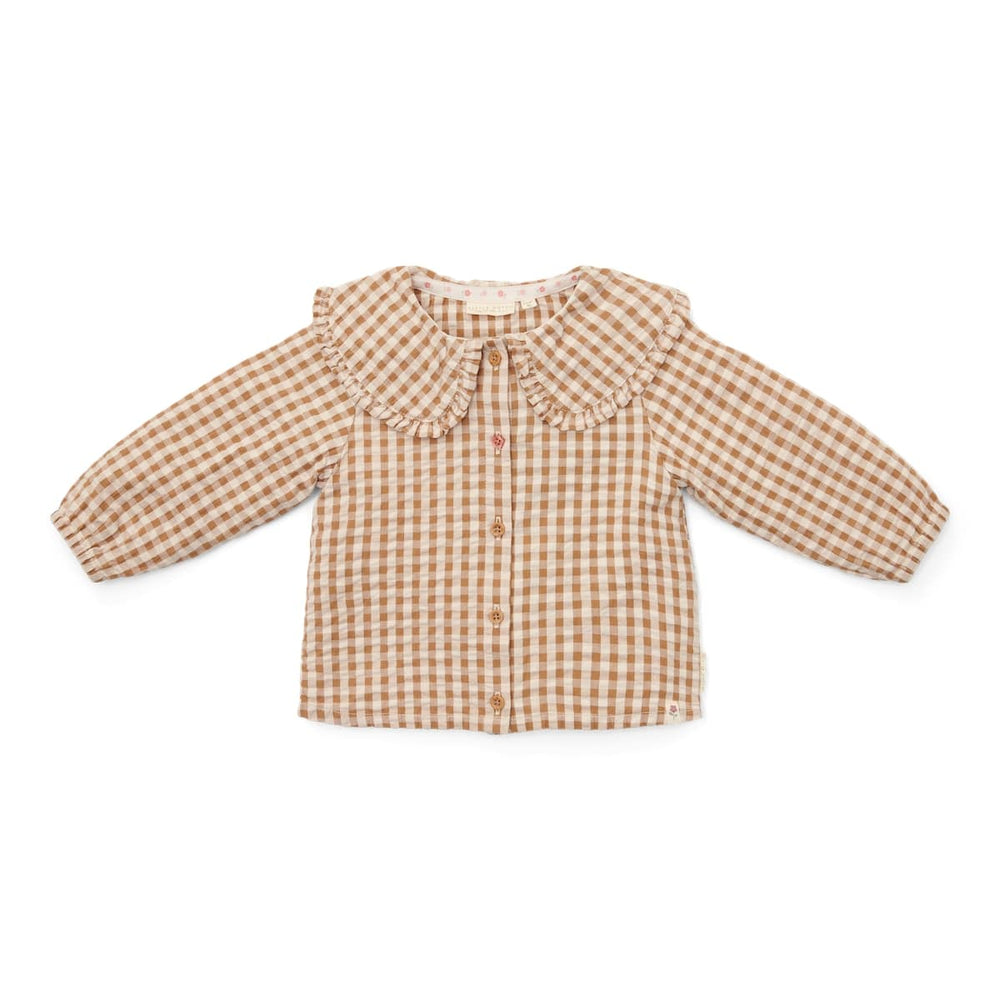 Hoe je de blouse brown check van Little Dutch ook combineert: je meisje zal er geweldig uitzien! De geruite blouse met lange mouwen heeft een bruin-wit patroon en een mooie opvallende kraag met ruches. Zo ziet de blouse er meteen heel bijzonder en meisjesachtig uit. De stof met textuur is van biologisch katoen. VanZus