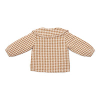 Hoe je de blouse brown check van Little Dutch ook combineert: je meisje zal er geweldig uitzien! De geruite blouse met lange mouwen heeft een bruin-wit patroon en een mooie opvallende kraag met ruches. Zo ziet de blouse er meteen heel bijzonder en meisjesachtig uit. De stof met textuur is van biologisch katoen. VanZus