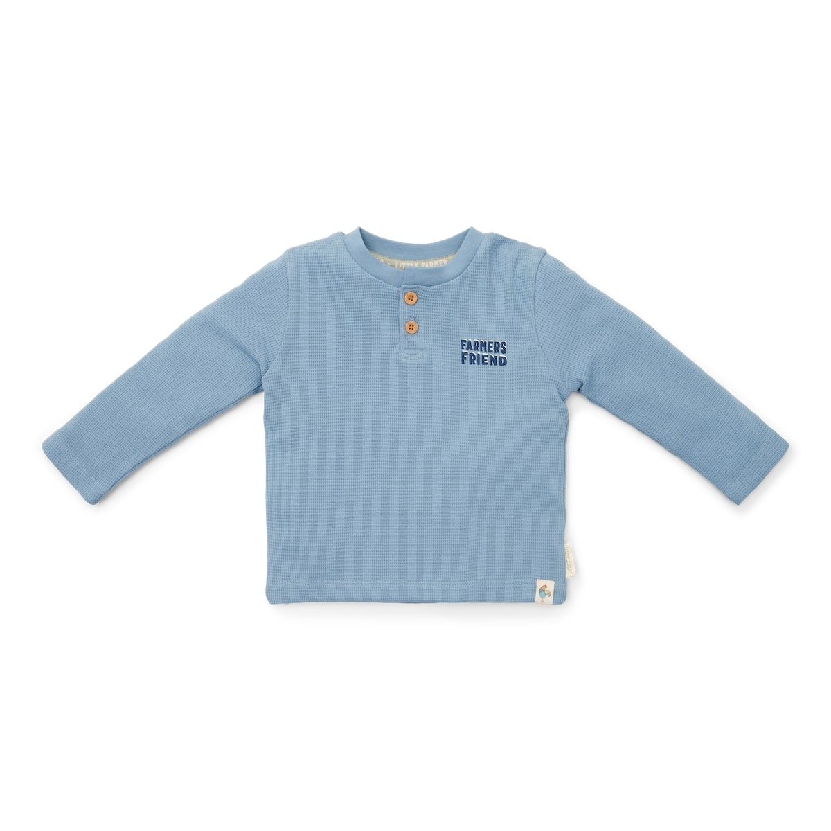 Wat zal je kleintje er stoer uitzien in het wafel t-shirt met lange mouw in de kleur ice blue van Little Dutch! Het stoere shirt heeft een knoopsluiting in houtlook en is perfect voor alle grote en kleine avonturen.  De longsleeve heeft een kleine print op de borst en de stof is in een fijne wafelstructuur. VanZus