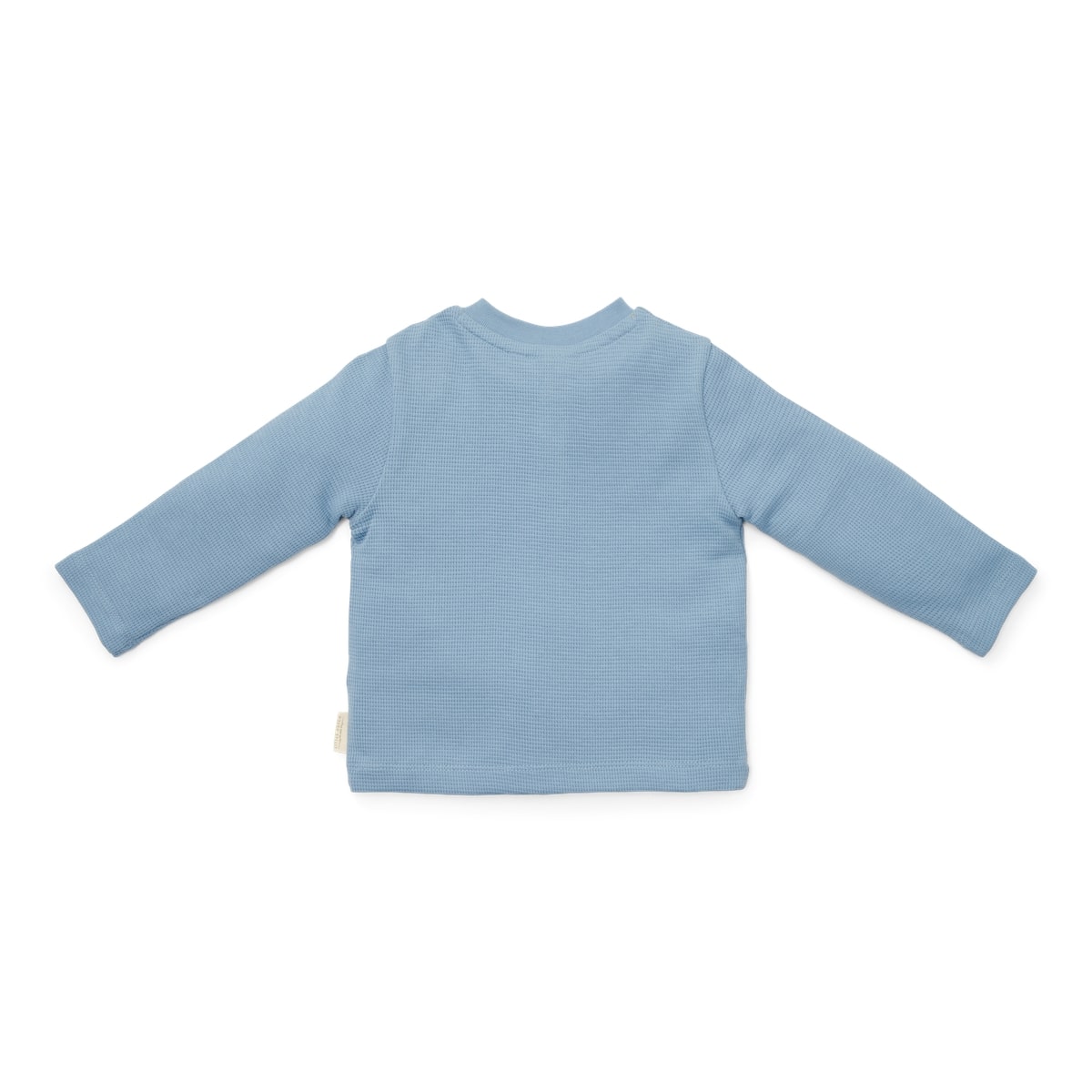 Wat zal je kleintje er stoer uitzien in het wafel t-shirt met lange mouw in de kleur ice blue van Little Dutch! Het stoere shirt heeft een knoopsluiting in houtlook en is perfect voor alle grote en kleine avonturen.  De longsleeve heeft een kleine print op de borst en de stof is in een fijne wafelstructuur. VanZus