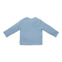 Wat zal je kleintje er stoer uitzien in het wafel t-shirt met lange mouw in de kleur ice blue van Little Dutch! Het stoere shirt heeft een knoopsluiting in houtlook en is perfect voor alle grote en kleine avonturen.  De longsleeve heeft een kleine print op de borst en de stof is in een fijne wafelstructuur. VanZus