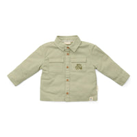 Wat een stoer overshirt in de kleur green van Little Dutch! Voor de kleine binken en avonturiers! Het overhemd heeft een klassieke kraag en een hout-look knoopsluiting. Twee borstzakjes, waarvan één versierd met een klein borduursel van een tractor maken de stoere look compleet. VanZus 