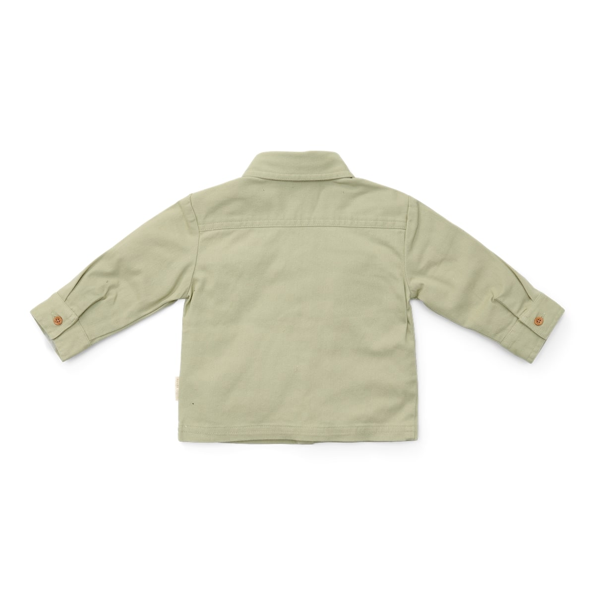 Wat een stoer overshirt in de kleur green van Little Dutch! Voor de kleine binken en avonturiers! Het overhemd heeft een klassieke kraag en een hout-look knoopsluiting. Twee borstzakjes, waarvan één versierd met een klein borduursel van een tractor maken de stoere look compleet. VanZus 