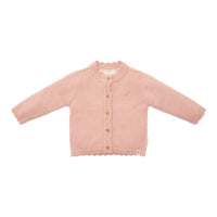 Wat zal het gebreid vest in soft rose van Little Dutch je kindje mooi staan! Het oudroze vest is heerlijk zacht en comfortabel door het zachte biologisch katoen. Het gebreide vestje is fijn te dragen als het wat frisser wordt en leent zich perfect voor het maken van laagjes met een top, t-shirt, longsleeve of blouse. 