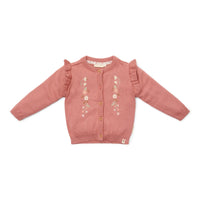 Wat zal het gebreid vest in warm rose van Little Dutch je kindje mooi staan! Het roze vestje is heerlijk zacht en comfortabel door het zachte biologisch katoen.  Het gebreide vestje is fijn te dragen als het wat frisser wordt en leent zich perfect voor het maken van laagjes met een top, t-shirt, longsleeve of blouse. 