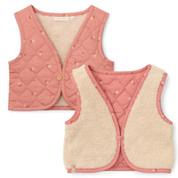 Met het omkeerbaar gilet van Little Dutch in de kleur sand/warm rose blooming flower voeg je een vleugje stijl toe aan de outfit van je kind. Het gilet kan op twee manieren gedragen worden: de kant van de teddystof of de kant met bloemetjesprint. VanZus