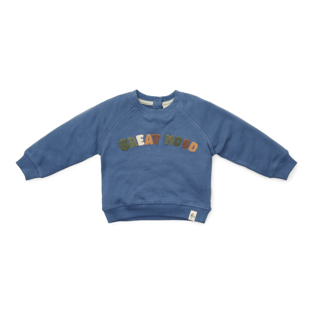 Deze sweater van Little Dutch in de kleur dark blue (donkerblauw) heeft vrolijke, geborduurde letters met de tekst "Good mood" op de voorzijde. Heerlijk zacht door het zachte biologisch katoen en daardoor is het sweatshirt heel comfortabel. Heerlijk op de koelere dagen. VanZus