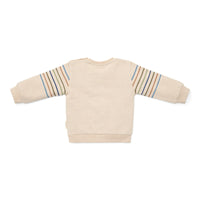 Deze sweater in een gemêleerde kleur (sand) van Little Dutch zal je kleintje geweldig staan! Heerlijk warm en superzacht doordat deze trui gemaakt is van biologisch katoen met een extra zachte binnenkant. Hierdoor is deze sweater heel comfortabel.  De trui heeft strepen in aardetinten en een tekst op de voorzijde. 