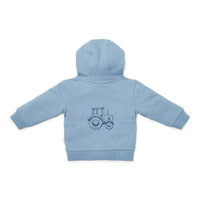 Deze sweater in ice blue van Little Dutch is een heerlijk shirt voor je kleintje om te dragen op de frissere dagen. De capuchontrui heeft een mooie ijsblauwe kleur en op de achterzijde de print van een tractor.  De hoodie is gemaakt van biologisch katoen met een extra zachte binnenkant. VanZus