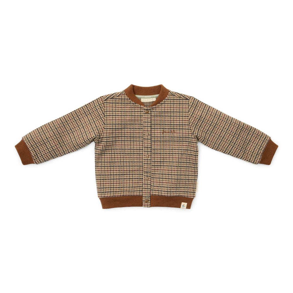 Dit trendy vest green check van Little Dutch is onwijs stoer om te zien en zal je kleintje superstoer staan. Het geruite jasje heeft een trendy en sportief baseballmodel. Het baseballjasje heeft een geborduurde tekst op zowel de voor- als de achterkant. VanZus 