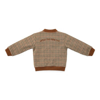 Dit trendy vest green check van Little Dutch is onwijs stoer om te zien en zal je kleintje superstoer staan. Het geruite jasje heeft een trendy en sportief baseballmodel. Het baseballjasje heeft een geborduurde tekst op zowel de voor- als de achterkant. VanZus 