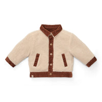 Reversible: ribstof en teddy in één! Blijf warm en stijlvol met deze comfortabele en stoere jas in brown/sand van Little Dutch. Aan de ene kant heeft deze schattige jas een mooie en zachte corduroy (ribstof) en de andere zijde is gemaakt van een zachte, pluche teddystof. VanZus