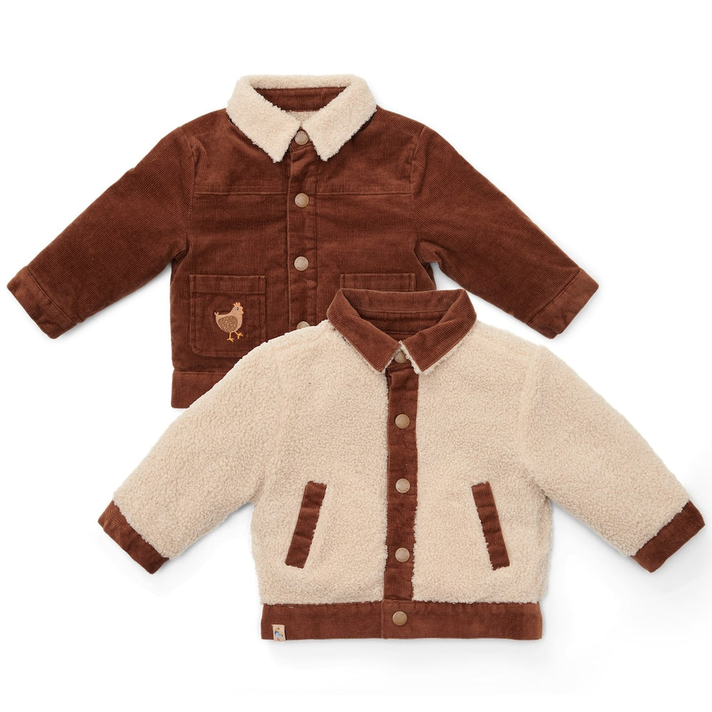 Reversible: ribstof en teddy in één! Blijf warm en stijlvol met deze comfortabele en stoere jas in brown/sand van Little Dutch. Aan de ene kant heeft deze schattige jas een mooie en zachte corduroy (ribstof) en de andere zijde is gemaakt van een zachte, pluche teddystof. VanZus