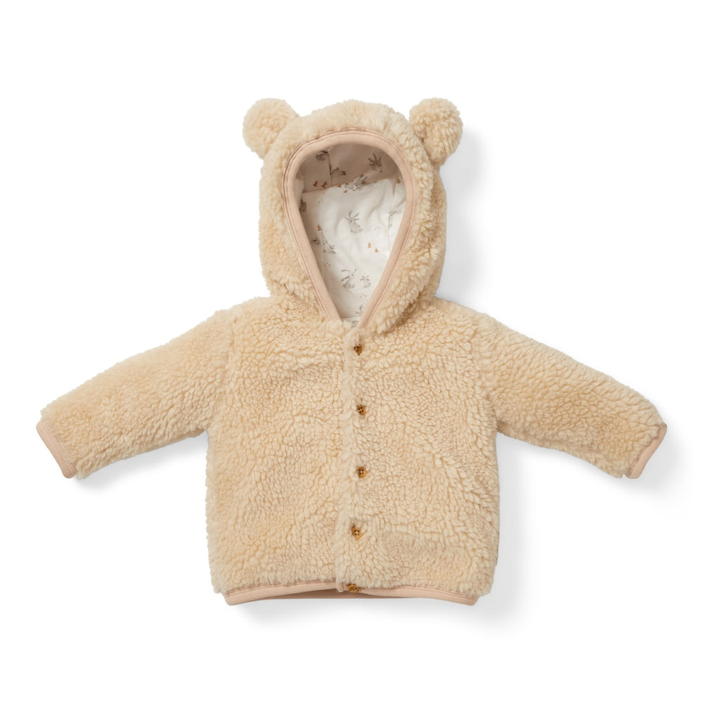 Dit schattige teddy jasje sand van Little Dutch is een echte must have tijdens de koude winterdagen! Met deze fijne jas blijft jouw lieveling namelijk heerlijk warm en ziet hij of zij er ook superschattig uit! Het jasje is gemaakt van lekker zacht teddymateriaal wat jouw kleintje heerlijk warm houdt. VanZus