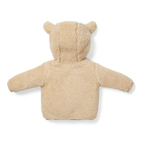 Dit schattige teddy jasje sand van Little Dutch is een echte must have tijdens de koude winterdagen! Met deze fijne jas blijft jouw lieveling namelijk heerlijk warm en ziet hij of zij er ook superschattig uit! Het jasje is gemaakt van lekker zacht teddymateriaal wat jouw kleintje heerlijk warm houdt. VanZus