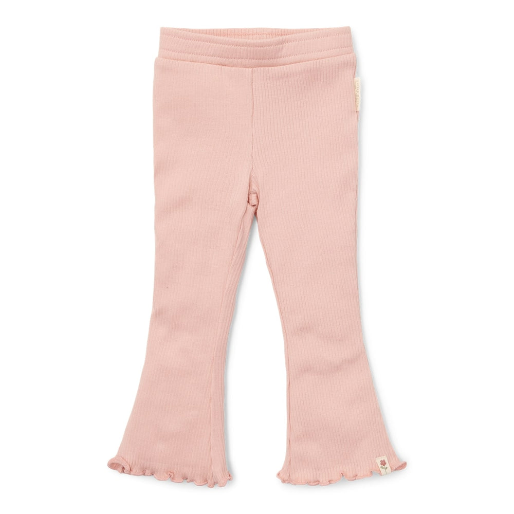 Deze schattige broek in soft rose van Little Dutch heeft een stijlvol flared pasvorm die de outfit van je kleintje meteen een trendy upgrade geeft. Gemaakt van zacht biologisch katoen met een geribbelde textuur voor een fijne pasvorm.VanZus