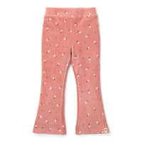 Deze schattige broek in warm rose flowers van Little Dutch heeft een stijlvol flared pasvorm die de outfit van je kleintje meteen een trendy upgrade geeft.  Gemaakt van zacht biologisch katoen met een geribbelde textuur voor een fijne pasvorm. VanZus