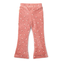 Deze schattige broek in warm rose flowers van Little Dutch heeft een stijlvol flared pasvorm die de outfit van je kleintje meteen een trendy upgrade geeft.  Gemaakt van zacht biologisch katoen met een geribbelde textuur voor een fijne pasvorm. VanZus