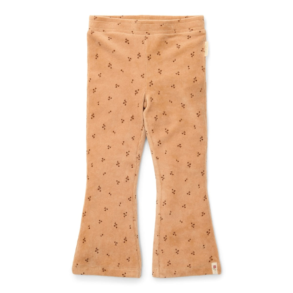 Deze schattige broek in almond blooming flower van Little Dutch heeft een stijlvol flared pasvorm die de outfit van je kleintje meteen een trendy upgrade geeft.  Gemaakt van zacht biologisch katoen met een geribbelde textuur voor een fijne pasvorm. VanZus