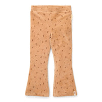 Deze schattige broek in almond blooming flower van Little Dutch heeft een stijlvol flared pasvorm die de outfit van je kleintje meteen een trendy upgrade geeft.  Gemaakt van zacht biologisch katoen met een geribbelde textuur voor een fijne pasvorm. VanZus