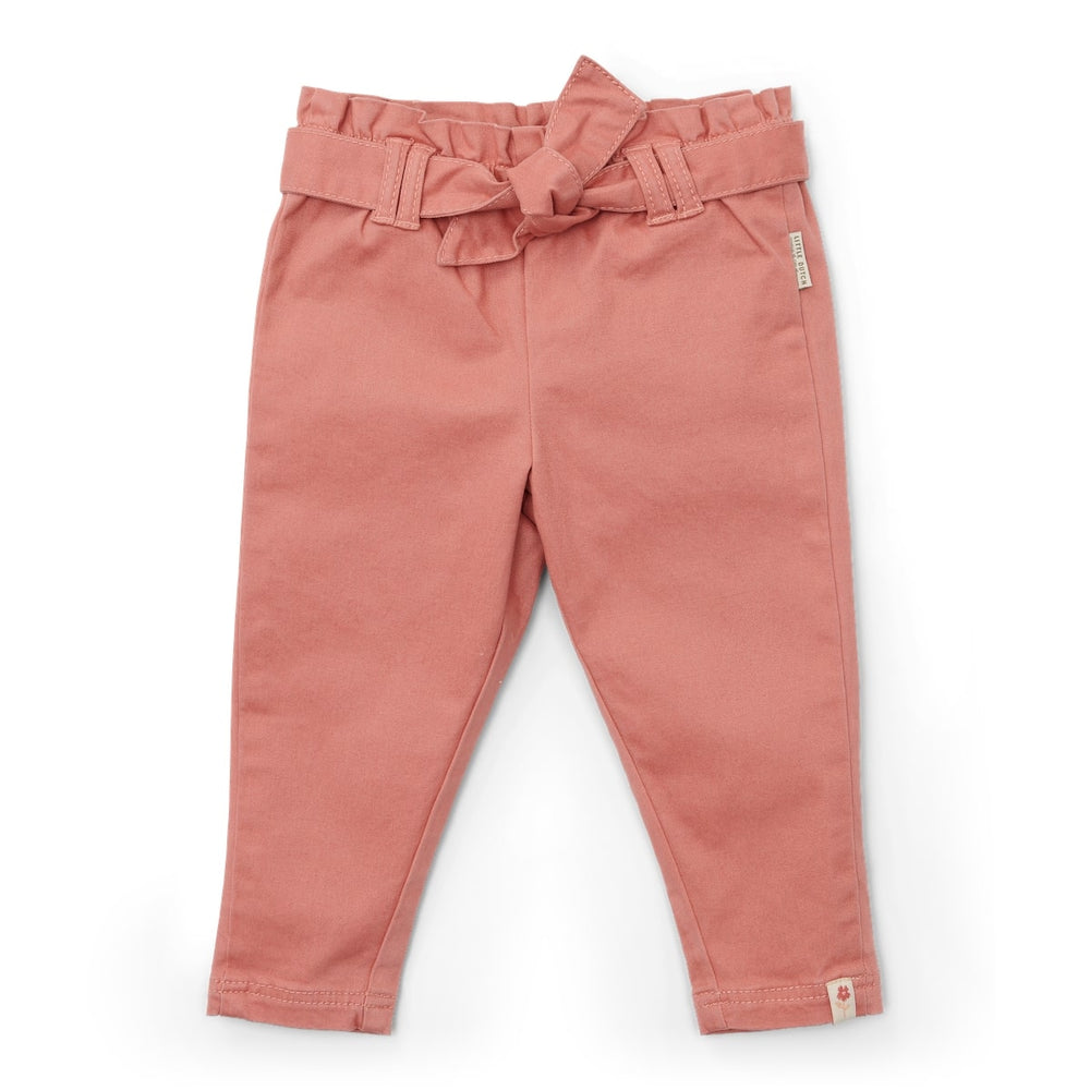 Deze schattige broek in warm rose van Little Dutch zal jouw kleintje vast geweldig staan. Fijn te combineren door de mooie pasvorm en in een mooie, oudroze kleur. Deze stoere broek is gemaakt van een comfortabele stof met een subtiele stretch voor een zachte en flexibele pasvorm. VanZus